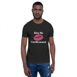 Kiss me I'm Divorced Unisex t-shirt